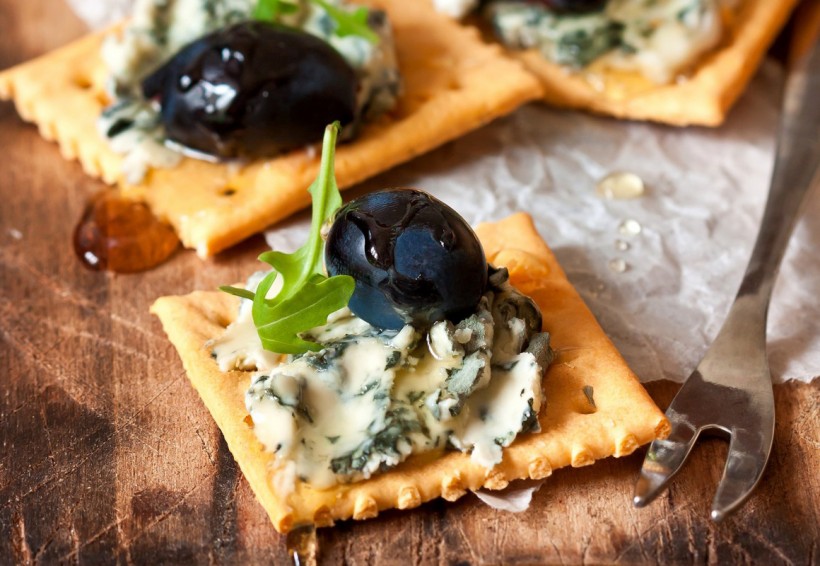 Blue Cheese Crackers with Grapes Blue Cheese Crackers with Grapes